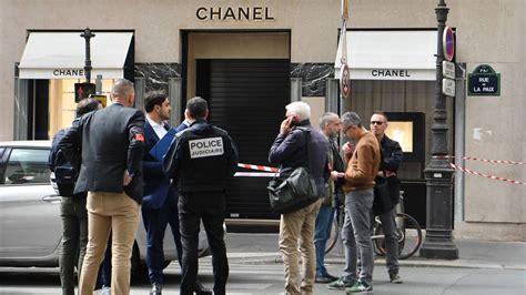 robo tienda chanel paris|Así ha sido el robo millonario a mano armada en una tienda de .